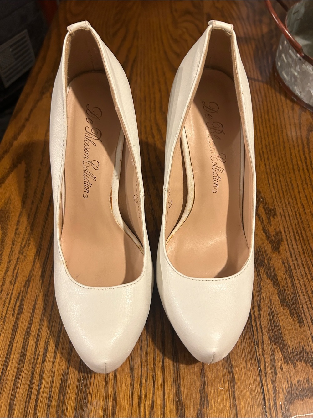 De Blossom Collection Women's Cream Pointed-Toe High Heels